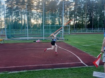 Jessica Piispa tempaisee keihään kohti taivasta.