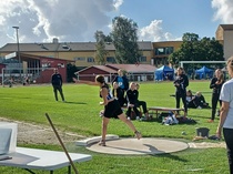 Sandra Jäntti lennättää kuulaa.