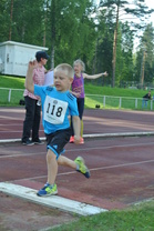 Pienimpien eli 7-vuotiaiden sarjassa pituushypyssä oli yritystä niin pojissa...