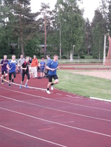 JuvU:n Erno Kantanen vie 15-vuotiaiden 4 x 800 metrin avausosuutta.