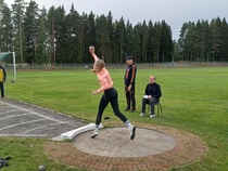 Sara Ehrnrooth työntää kuulaa seuracupissa.