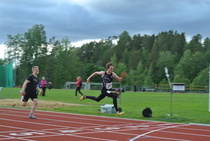Topi Julkunen syöksyy lennokkaasti 4 x 100 metrin ankkurina voittoon ja uuteen P15-seuraennätykseen 50,31.