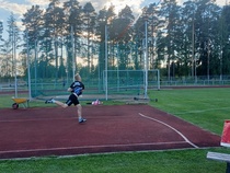 Veikko Suikki heittää seuracupin hengessä itselleen ylipainoista 700 gramman keihästä vanhempien sarjassa 42,69.