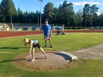 Jemina Piispa työntää kuulaa.
