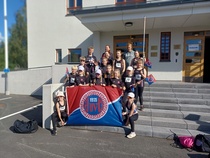 Joukkue kilpailukeskuksen rappusilla ennen kotimatkaa.