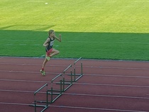 Sofia Jäntti aitoo juniorien piirihuipentumassa.